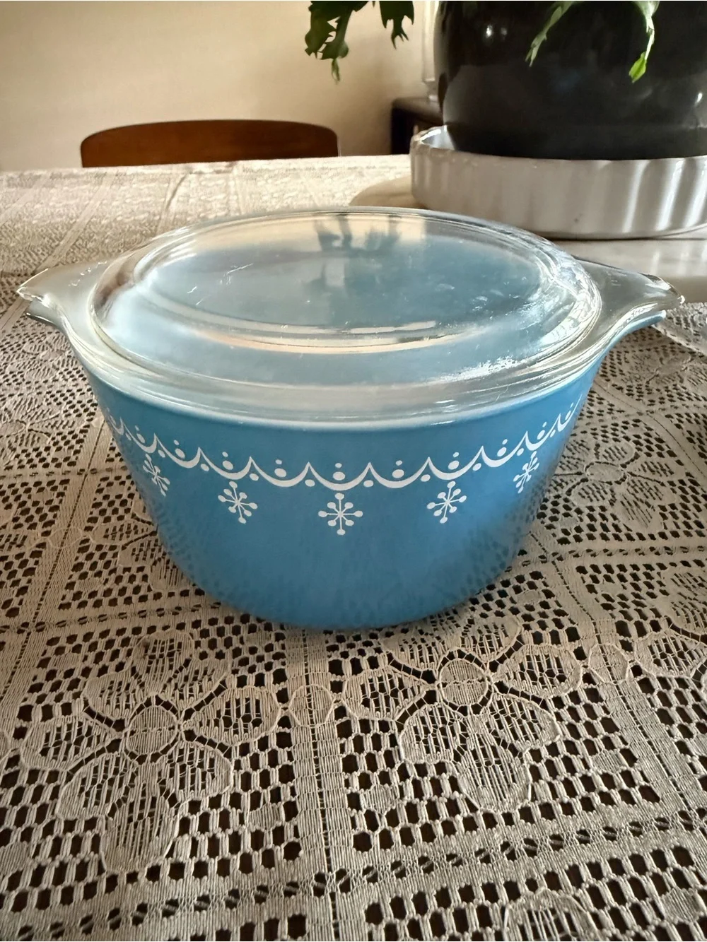 EUC PYREX Snowflake Garland Set of 3 with lids included.
